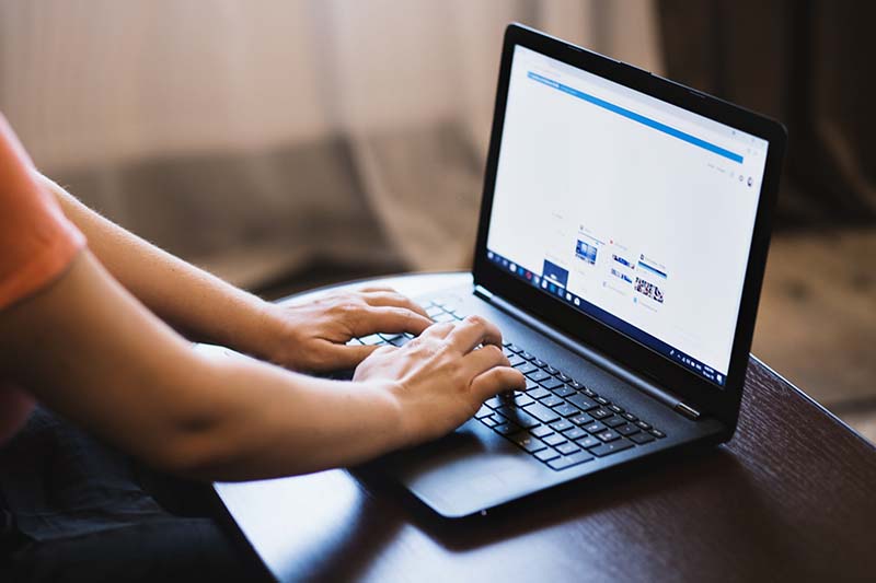 Laptop auf Tisch